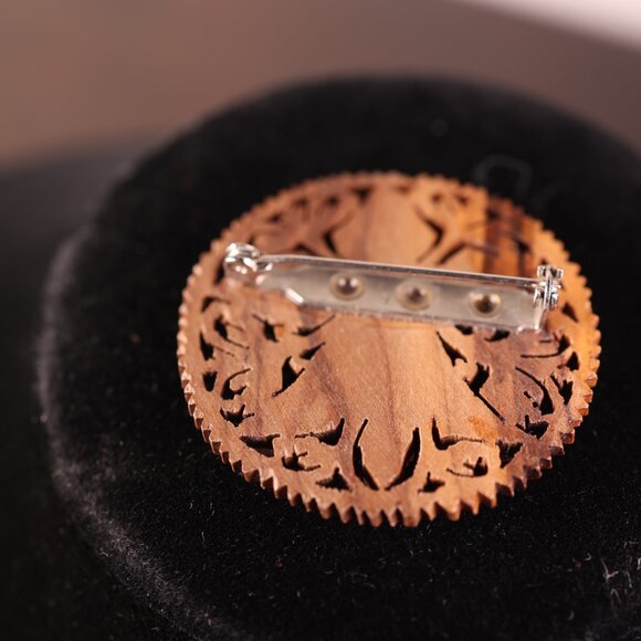 HAND CARVED OLIVE WOOD BROOCH FROM ISRAEL - Picture 5 of 7